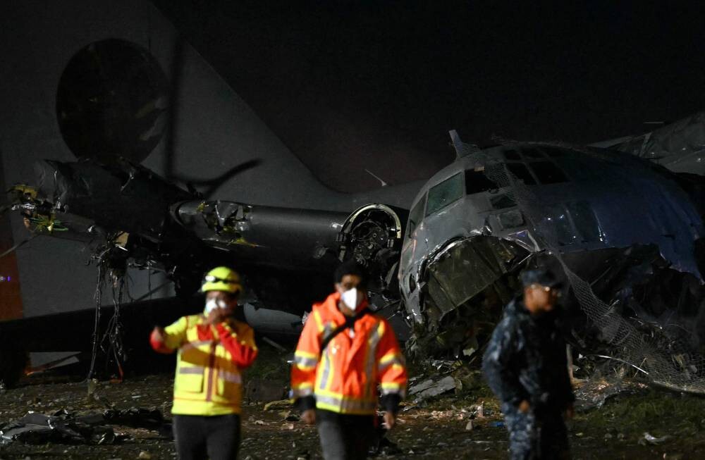 Military plane crashes in La Paz