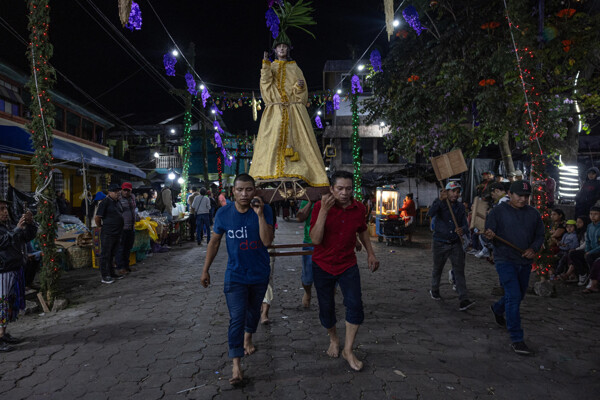 Bolivia Celebrates Holy Week with Procession